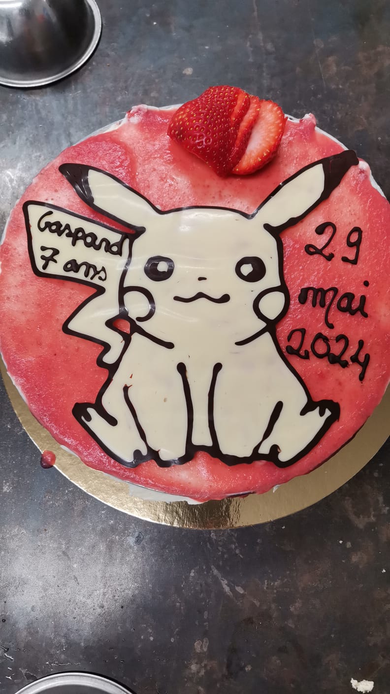 Le fraisier de Gaspard :  le fraisier avec sa déco en chocolat !