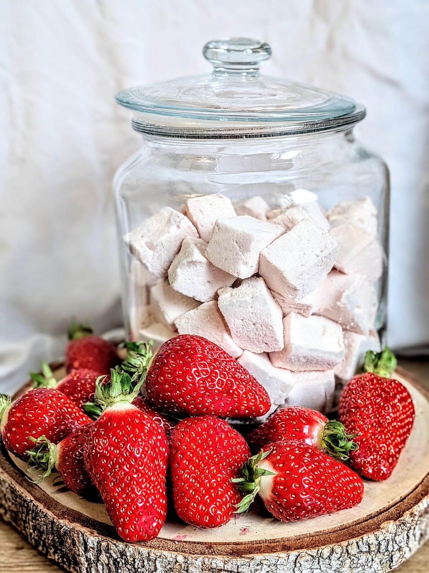 Cadeau gourmand bocal de guimauves artisanales à la fraise Les Tabliers Enchantés.