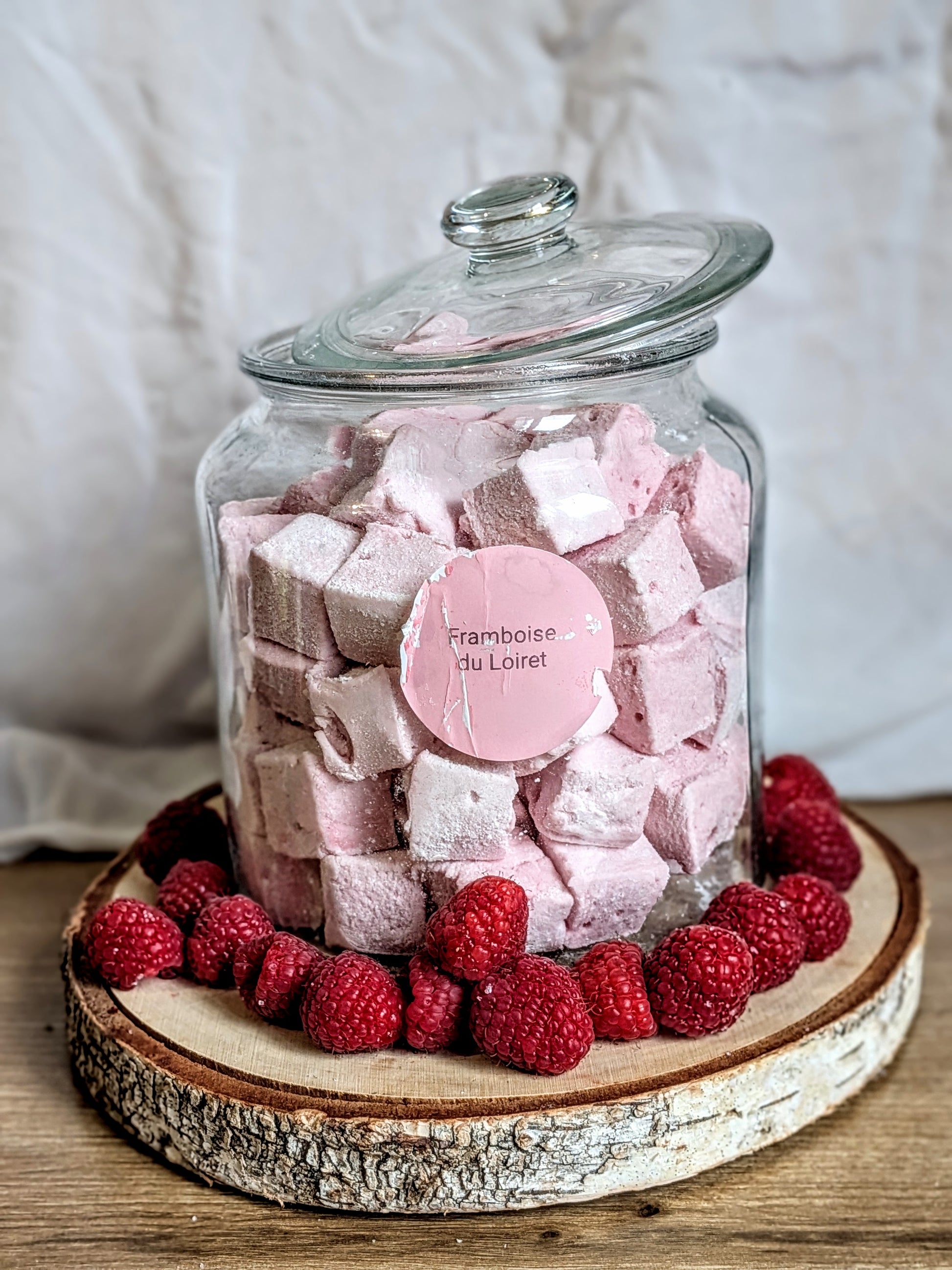 Grand bocal en verre rempli de guimauves à la framboise, fabrication artisanale près d'Orléans