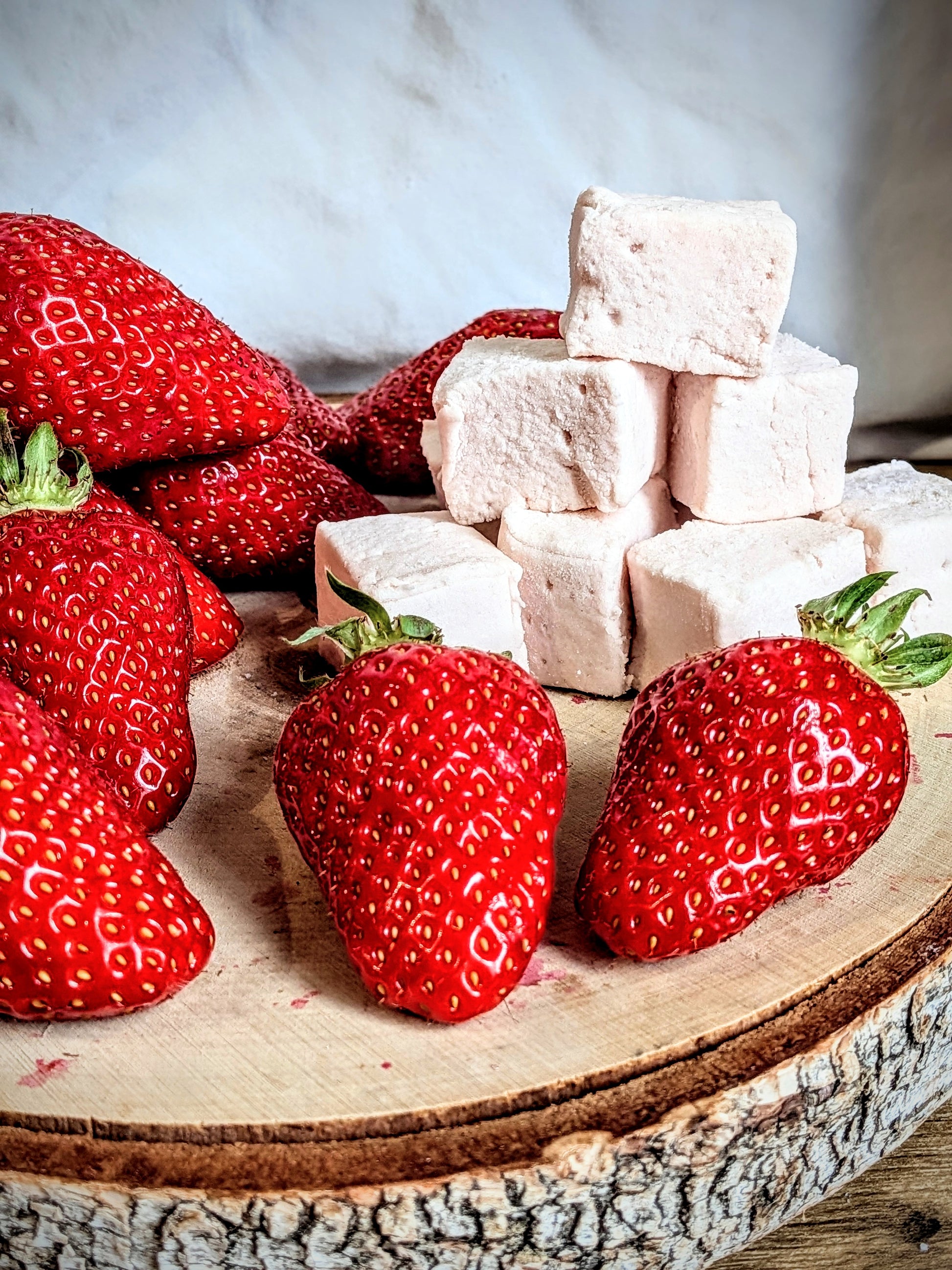 Guimauve à la fraise artisanale du Loiret avec fraises fraîches de producteur sans sirop de glucose sans colorant. Fabrication française.